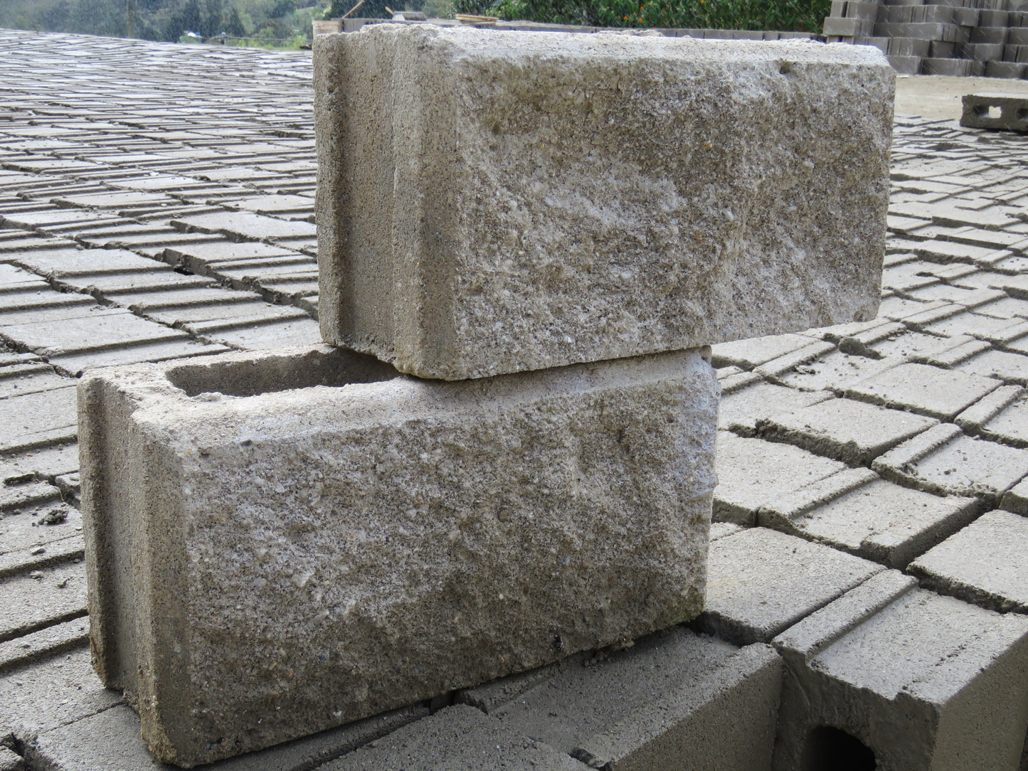 Bloque Split de Concreto 14x19x39 Acabado Rústico